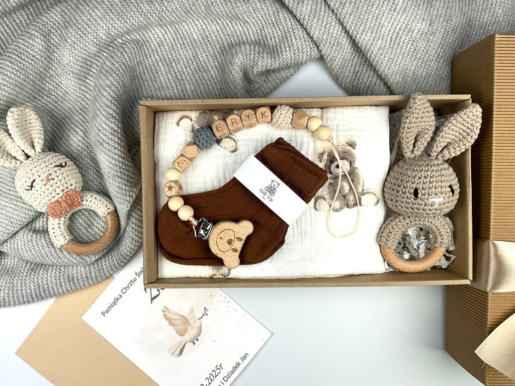 Personalizowany zestaw prezentowy dla dziewczynki na chrzest lub baby shower — naturalne materiały, ręczne wykonanie i pamiątka na całe życie.