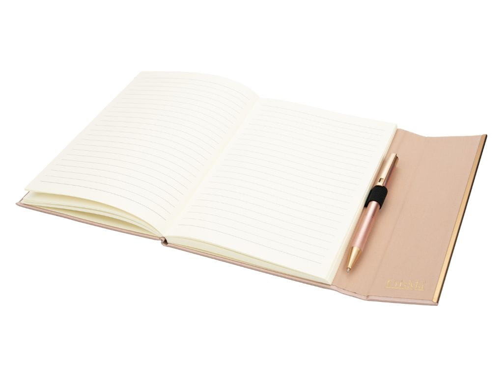 Stylowy notes damski w odcieniu pudrowego różu ze skóry z recyklingu. Praktyczne zamknięcie magnetyczne i długopis w komplecie – idealny planner biznesowy i prezent dla kobiety.
