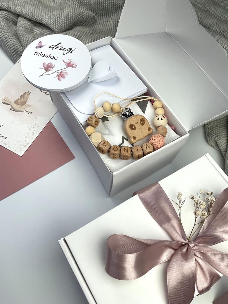 Delikatny box na chrzest i baby shower – praktyczny i pamiątkowy prezent dla niemowlęcia.