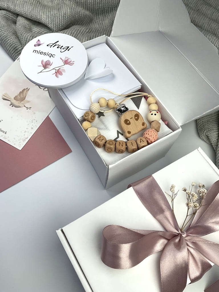 Delikatny box na chrzest i baby shower – praktyczny i pamiątkowy prezent dla niemowlęcia.