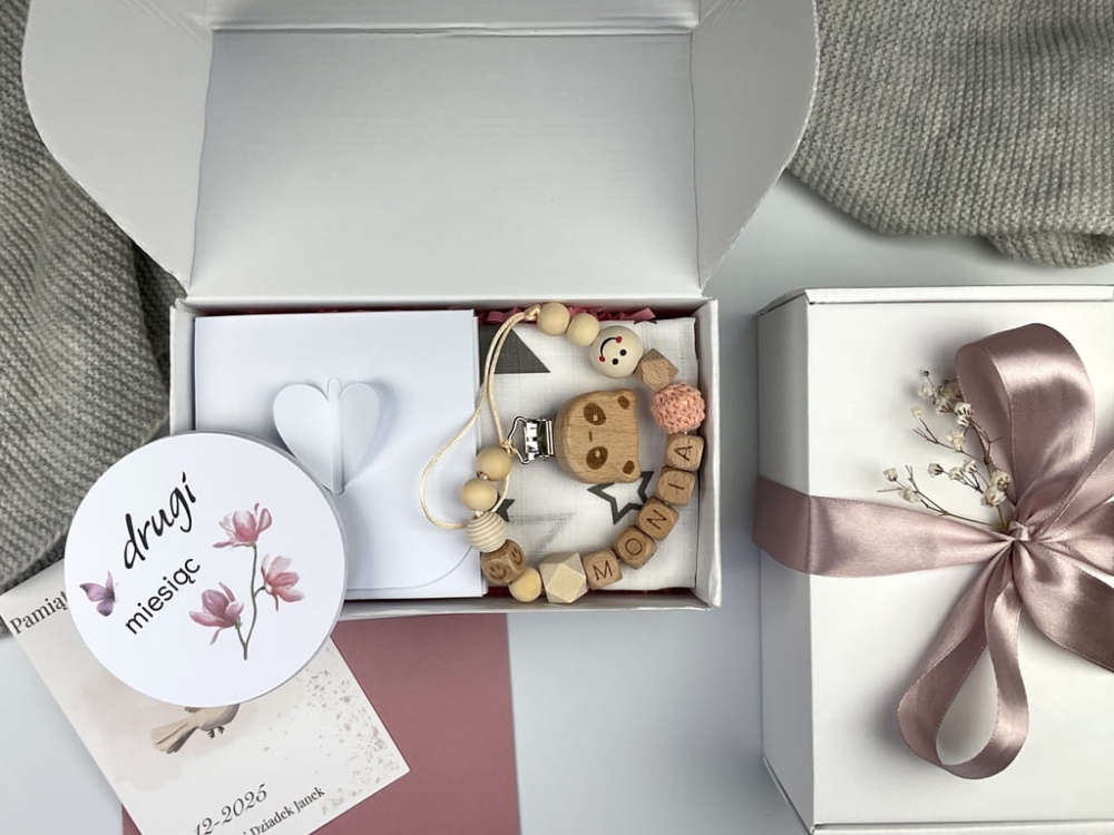 Elegancki zestaw dla niemowlęcia – idealny prezent na chrzest, baby shower i powitanie dziecka.