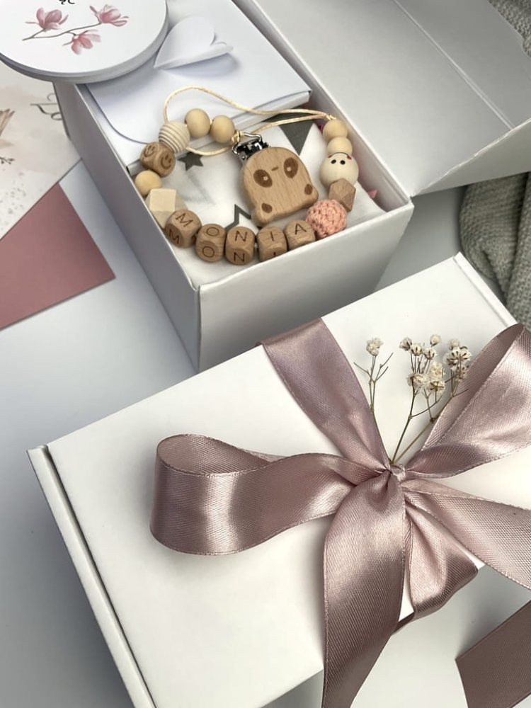 Elegancki zestaw dla niemowlęcia – idealny prezent na chrzest, baby shower i powitanie dziecka.