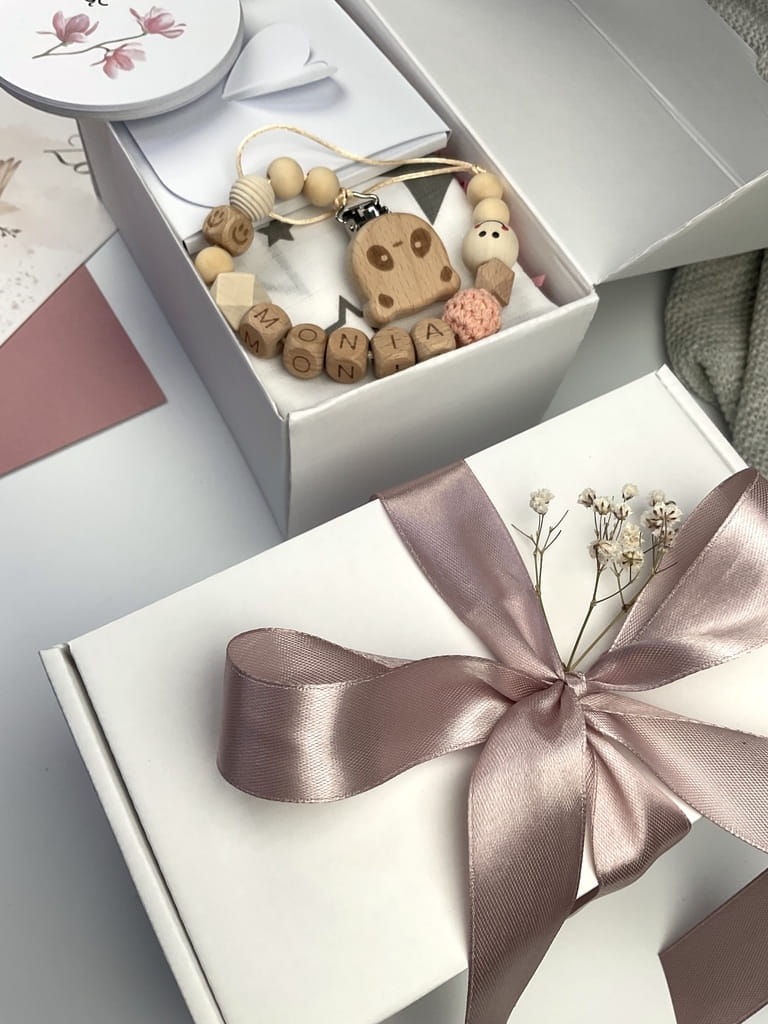 Elegancki zestaw dla niemowlęcia – idealny prezent na chrzest, baby shower i powitanie dziecka.
