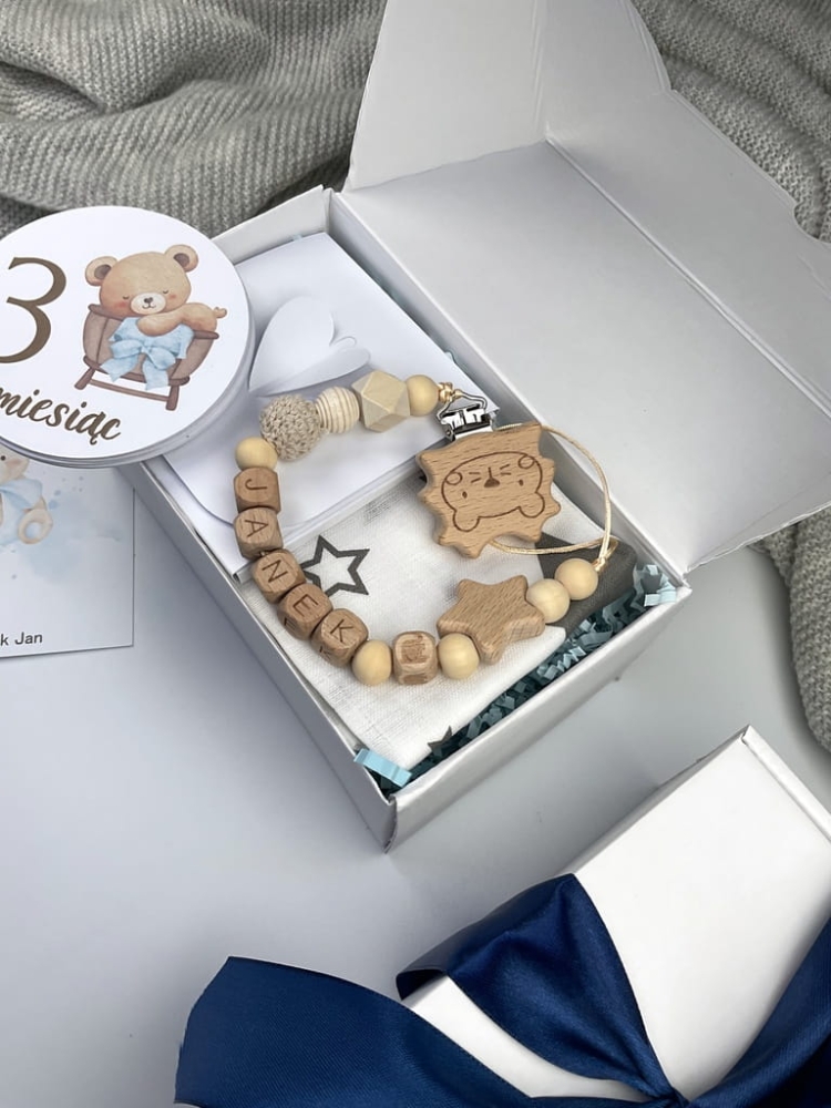 Prezent na chrzest i baby shower dla chłopca – praktyczny i pamiątkowy box niemowlęcy.
