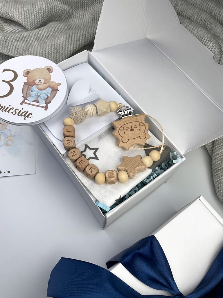 Prezent na chrzest i baby shower dla chłopca – praktyczny i pamiątkowy box niemowlęcy.