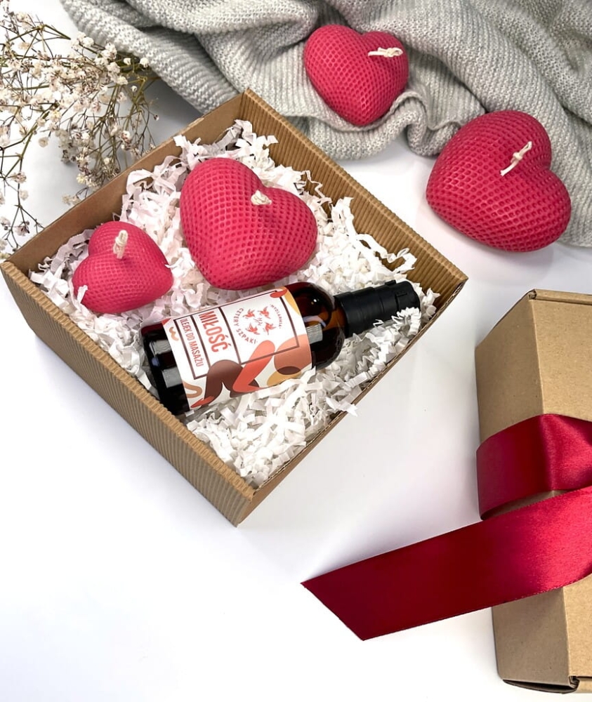 Idealny prezent dla niej i dla niego – romantyczny box relaksacyjny z olejkiem i świecami serce.