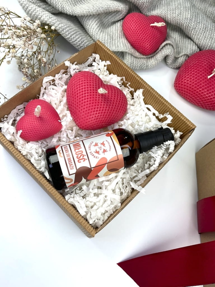 Idealny prezent dla niej i dla niego – romantyczny box relaksacyjny z olejkiem i świecami serce.