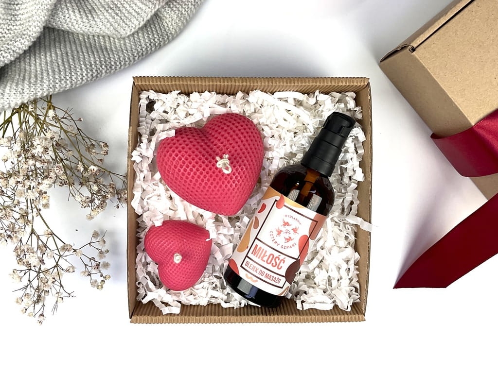 Idealny prezent dla niej i dla niego – romantyczny box relaksacyjny z olejkiem i świecami serce.