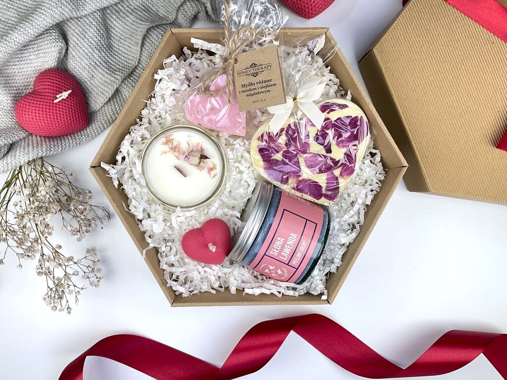 Relaksacyjny box spa – naturalne kosmetyki i słodki dodatek, idealny prezent dla niej.