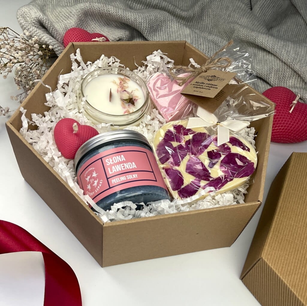 Relaksacyjny box spa – naturalne kosmetyki i słodki dodatek, idealny prezent dla niej.