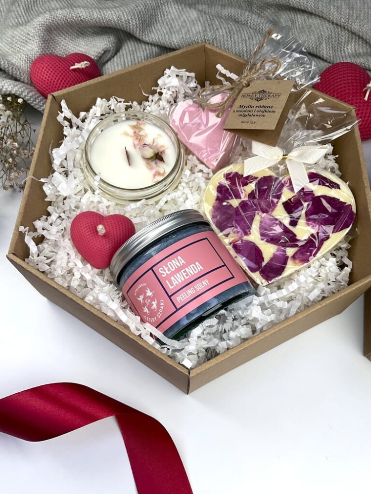 Kobiecy zestaw prezentowy z różą – świeca zapachowa, peeling do ciała i czekolada premium.