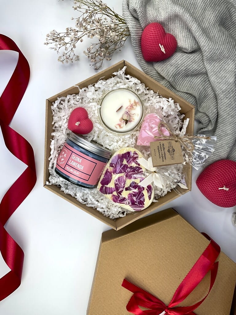 Prezent na urodziny lub walentynki – naturalny box relaksacyjny z różanym akcentem.
