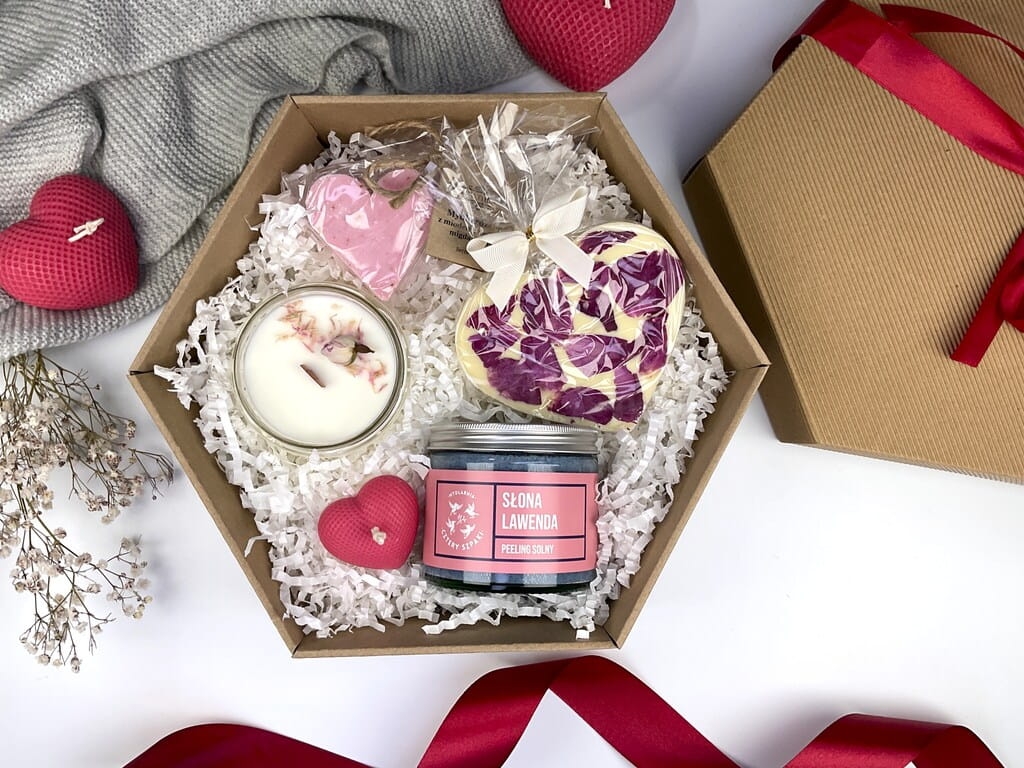 Prezent na urodziny lub walentynki – naturalny box relaksacyjny z różanym akcentem.