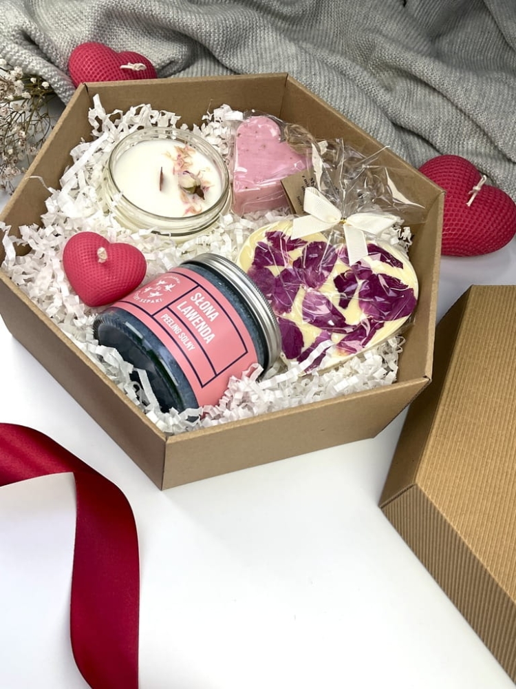 Prezent na urodziny lub walentynki – naturalny box relaksacyjny z różanym akcentem.