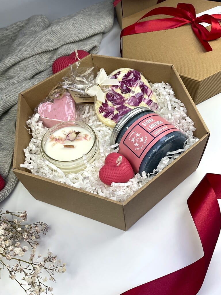 Prezent na urodziny lub walentynki – naturalny box relaksacyjny z różanym akcentem.