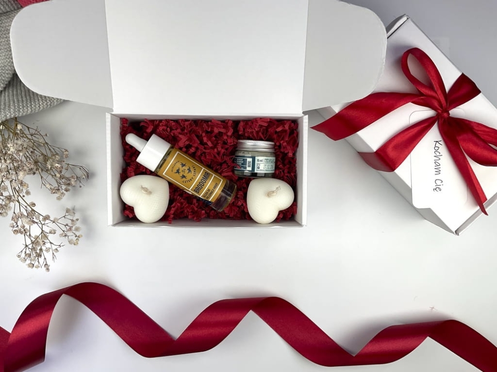Naturalny box dla niego – olejek do brody, naturalny dezodorant i świece sojowe serca. Stylowy prezent dla męża, partnera, taty lub narzeczonego na każdą okazję.