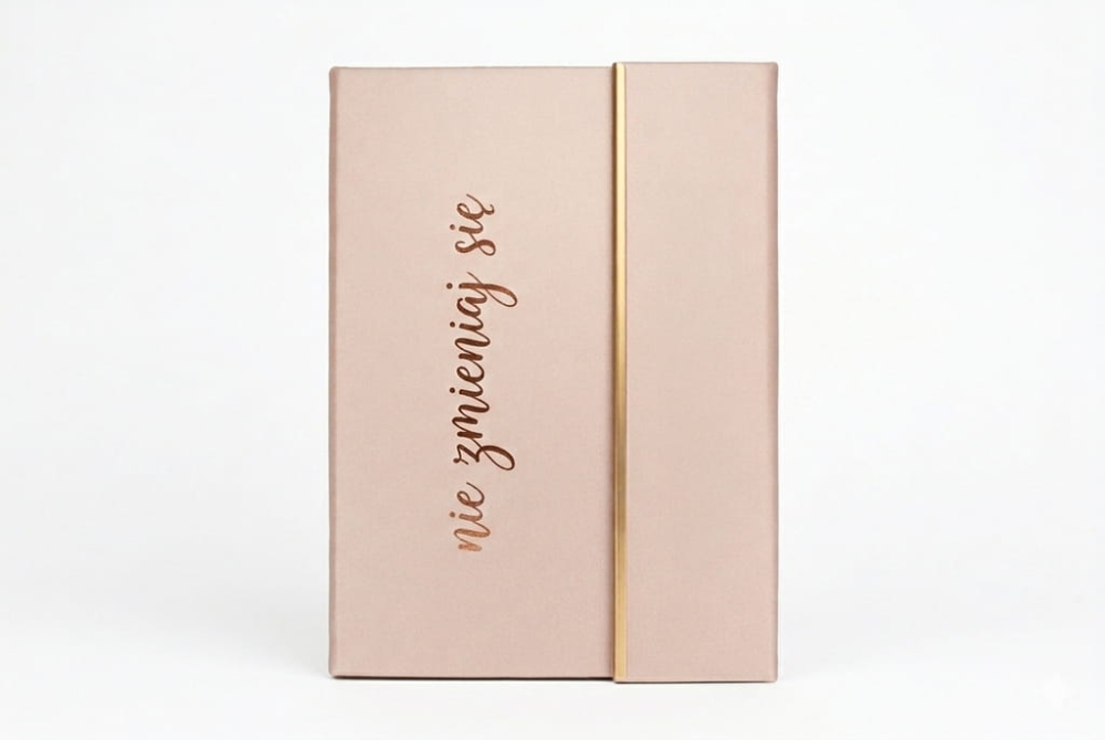 Personalizowany notes z dedykacją wyklejaną folią Oracal w kolorze miedzianym. Elegancki notatnik z indywidualnym napisem – idealny na prezent, do pracy i codziennej motywacji.