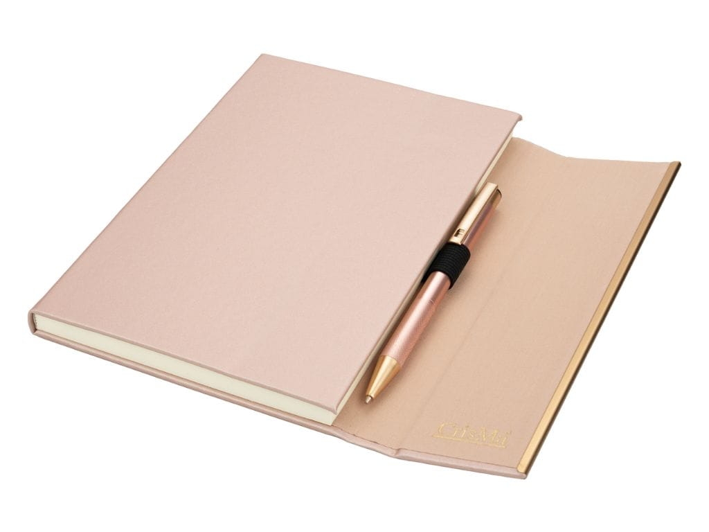 Stylowy notes z indywidualnym napisem wyklejonym folią Oracal. Miedziane detale dodają klasy i sprawiają, że to idealny planner na prezent.