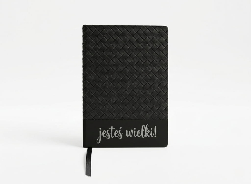Czarny notes z dekoracyjnym wzorem i personalizowanym napisem z folii Oracal. Elegancki, stylowy i idealny na prezent z dedykacją.