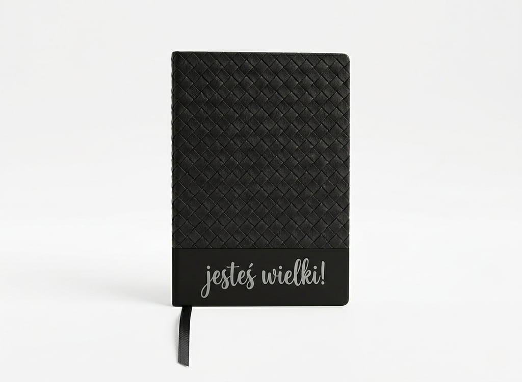Czarny notes z dekoracyjnym wzorem i personalizowanym napisem z folii Oracal. Elegancki, stylowy i idealny na prezent z dedykacją.
