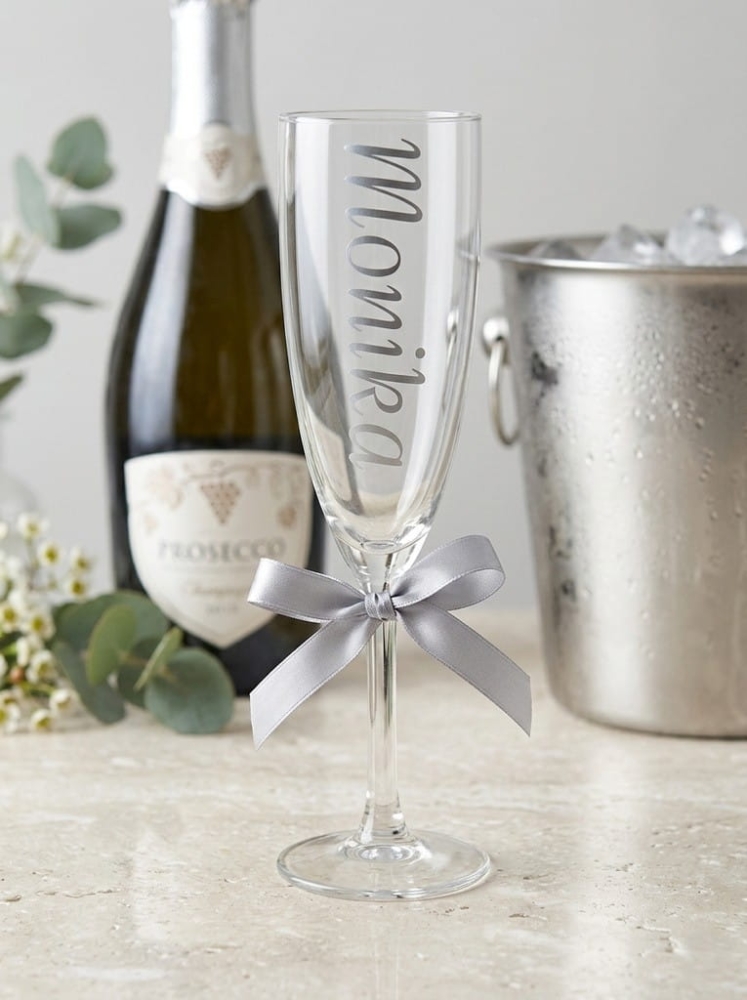 Personalizowany kieliszek do szampana z imieniem dla świadkowej, świadka lub druhny. Napis z folii Oracal, idealny na wieczór panieński i ślubny toast. Mycie ręczne.