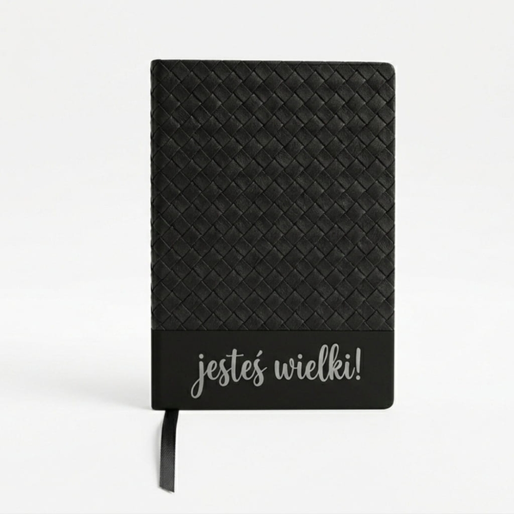Czarny notes z dekoracyjnym wzorem i personalizowanym napisem z folii Oracal. Elegancki, stylowy i idealny na prezent z dedykacją.
