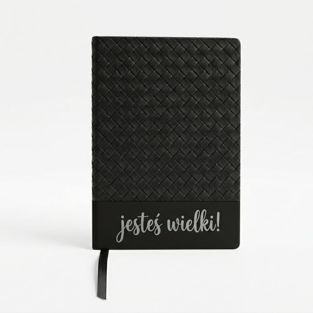 Czarny notes z dekoracyjnym wzorem i personalizowanym napisem z folii Oracal. Elegancki, stylowy i idealny na prezent z dedykacją.