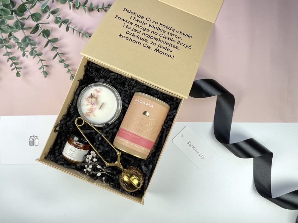 Elegancki box prezentowy z personalizacją. Zapachowa świeca sojowa, herbata premium, stylowy złoty zaparzacz do herbaty oraz miód. Idealny prezent dla mamy, przyjaciółki lub bliskiej osoby.