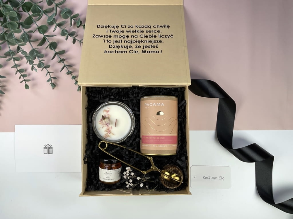 Luksusowy zestaw herbaciany w magnetycznym pudełku z personalizowanym napisem. Świeca zapachowa, herbata Pacama Amaretto Blend, złoty zaparzacz i miód – stylowy prezent na każdą okazję.