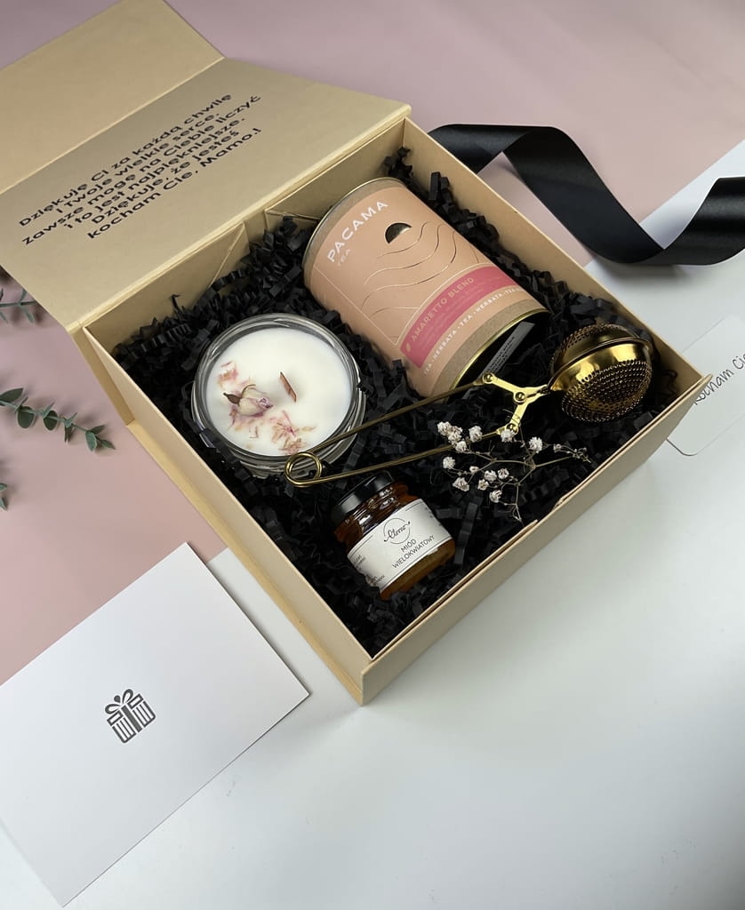 Piękny zestaw prezentowy z personalizacją – świeca sojowa, herbata Pacama Amaretto Blend, złoty zaparzacz do herbaty i naturalny miód. Stylowy, elegancki prezent dla bliskiej osoby.