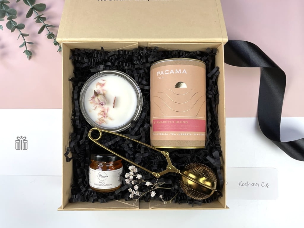 Piękny zestaw prezentowy z personalizacją – świeca sojowa, herbata Pacama Amaretto Blend, złoty zaparzacz do herbaty i naturalny miód. Stylowy, elegancki prezent dla bliskiej osoby.