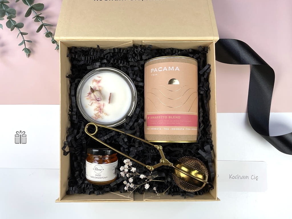 Piękny zestaw prezentowy z personalizacją – świeca sojowa, herbata Pacama Amaretto Blend, złoty zaparzacz do herbaty i naturalny miód. Stylowy, elegancki prezent dla bliskiej osoby.