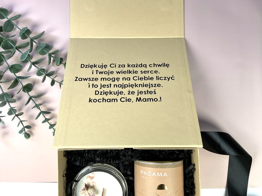Personalizowany zestaw prezentowy w eleganckim magnetycznym pudełku. Świeca sojowa, herbata premium Pacama Amaretto Blend, złoty zaparzacz i naturalny miód – piękny prezent gotowy do wręczenia.