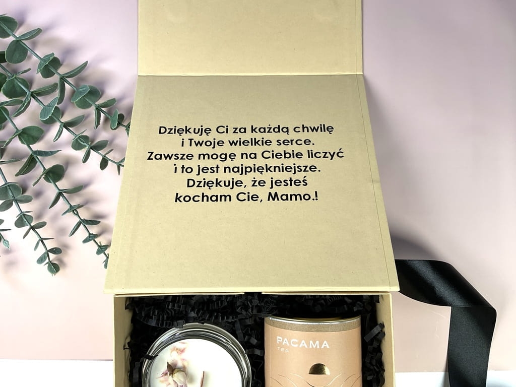 Personalizowany zestaw prezentowy w eleganckim magnetycznym pudełku. Świeca sojowa, herbata premium Pacama Amaretto Blend, złoty zaparzacz i naturalny miód – piękny prezent gotowy do wręczenia.