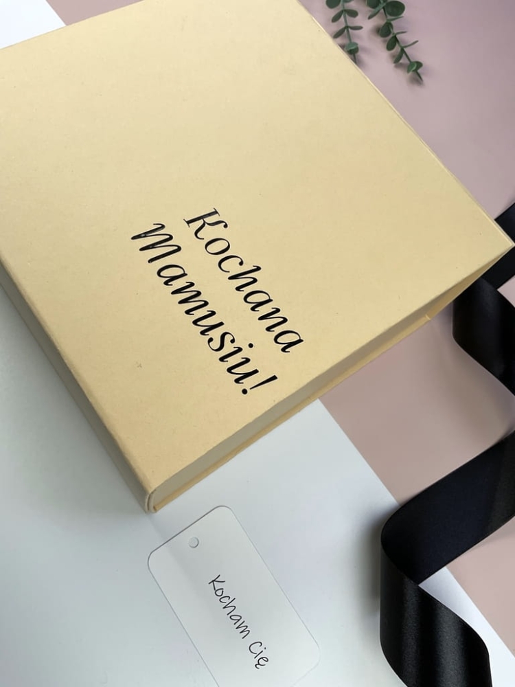 Personalizowany zestaw prezentowy w eleganckim magnetycznym pudełku. Świeca sojowa, herbata premium Pacama Amaretto Blend, złoty zaparzacz i naturalny miód – piękny prezent gotowy do wręczenia.