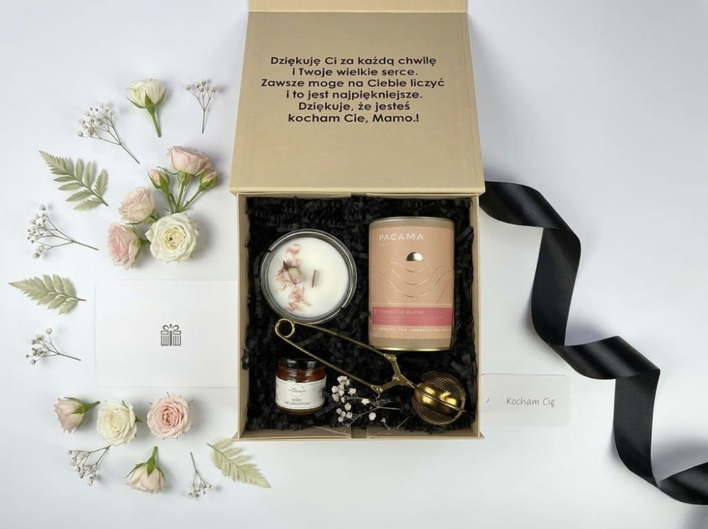 Personalizowany zestaw prezentowy w eleganckim magnetycznym pudełku. Świeca sojowa, herbata premium Pacama Amaretto Blend, złoty zaparzacz i naturalny miód – piękny prezent gotowy do wręczenia.