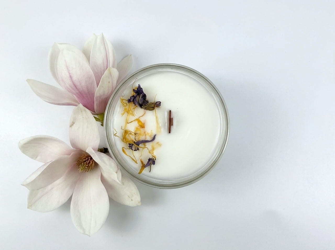 Luksusowa świeca zapachowa Magnolia &amp; Brzoskwinia jako element wystroju nowoczesnego salonu. Jasny, minimalistyczny słoik i naturalny skład. Świeca sojowa, która pali się dłużej i czyściej niż parafina.