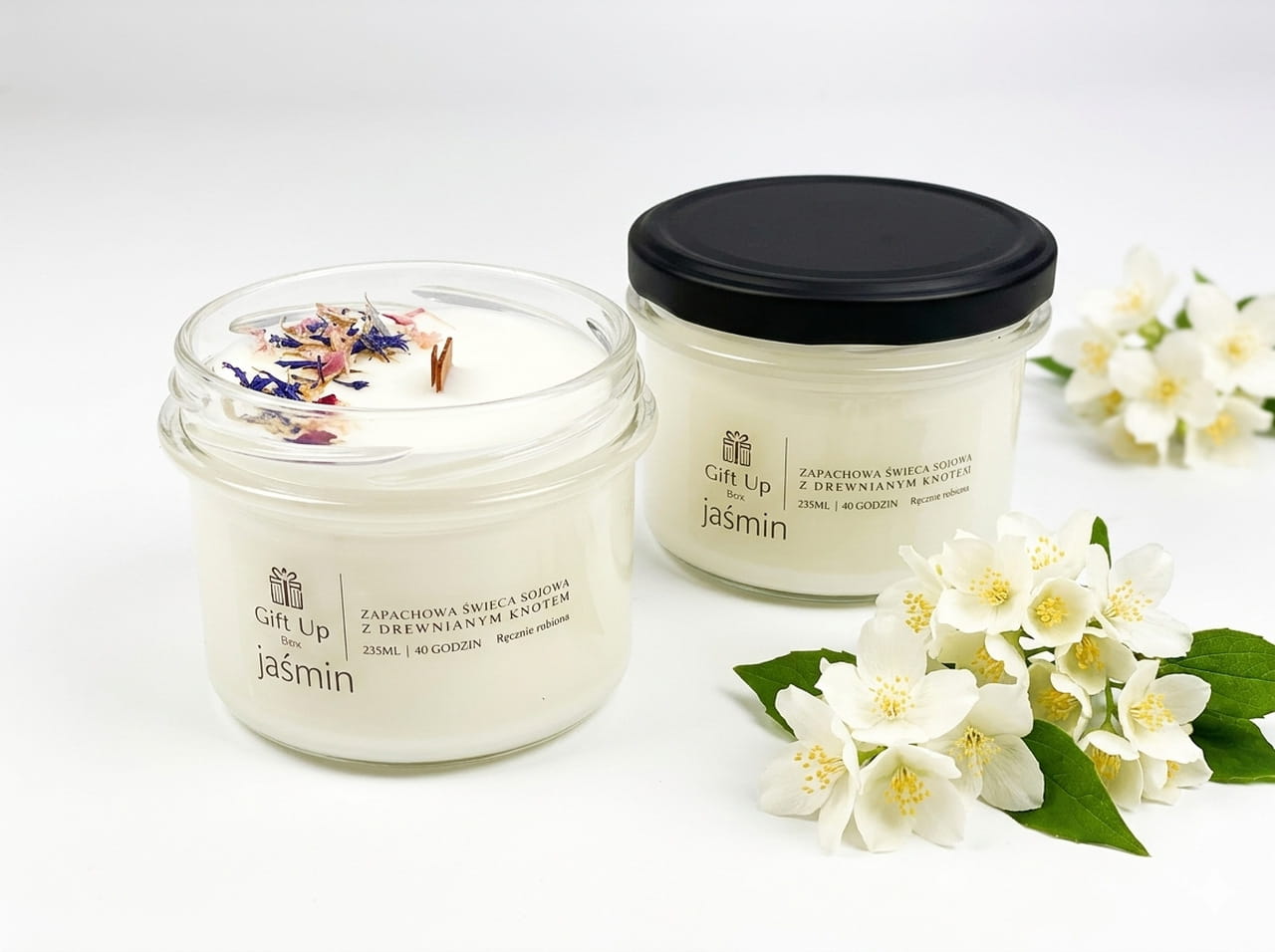 Luksusowa świeca zapachowa Jaśmin o intensywnym, kwiatowym aromacie. Ręcznie robiona z 100% naturalnego wosku sojowego. Bezpieczna, nietoksyczna i biodegradowalna. Certyfikat IFRA gwarantuje najwyższą jakość.