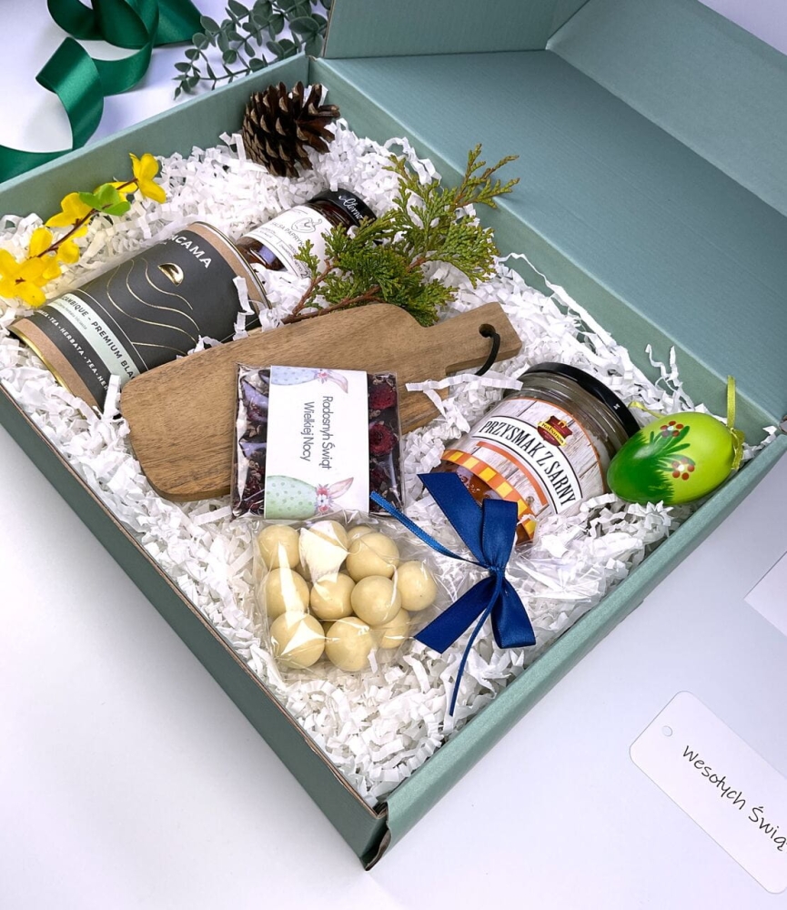 Elegancki box prezentowy z personalizowaną kokardką. W środku rzemieślnicza czekolada z owocami i luksusowe słodycze na wiosnę.