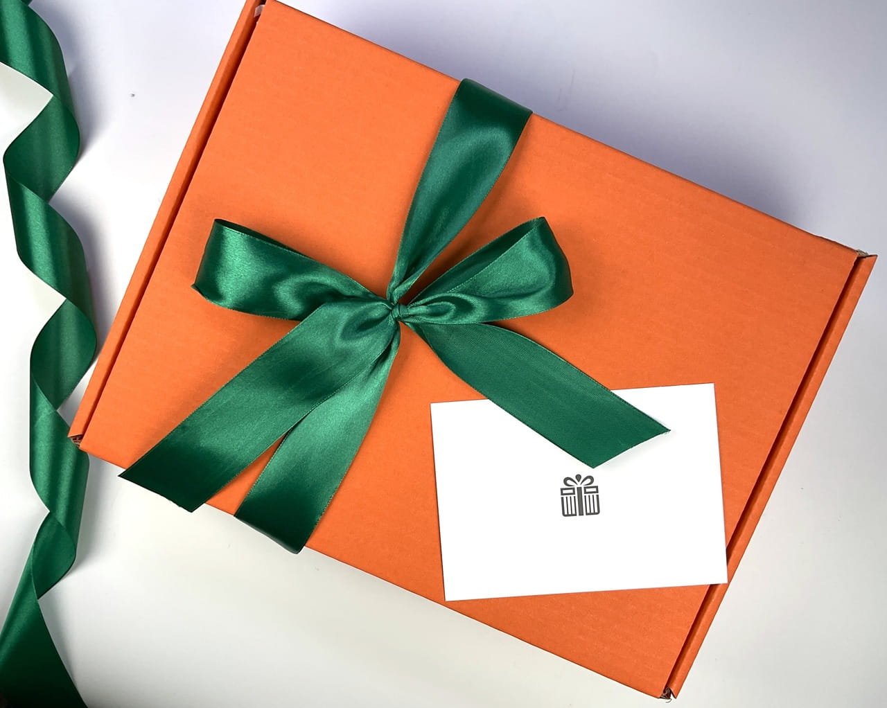 Wiosenny zestaw upominkowy z bilecikiem i kartką na życzenia. Pudełko wypełnione ekologicznymi wiórkami z kawą i świecą.
