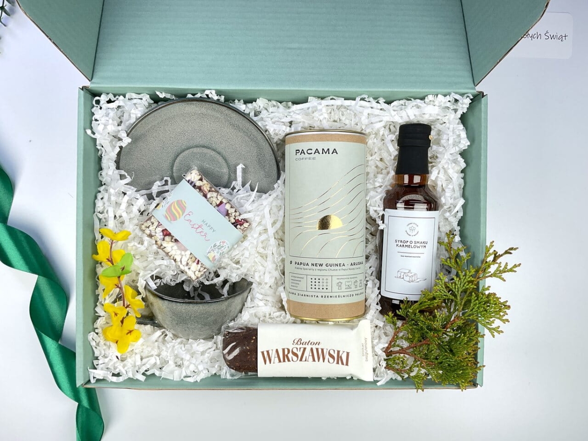 Zielona filiżanka z porcelany w luksusowym boxie prezentowym. Elegancki element zestawu z kawą Pacamara i słodkościami na wiosnę.