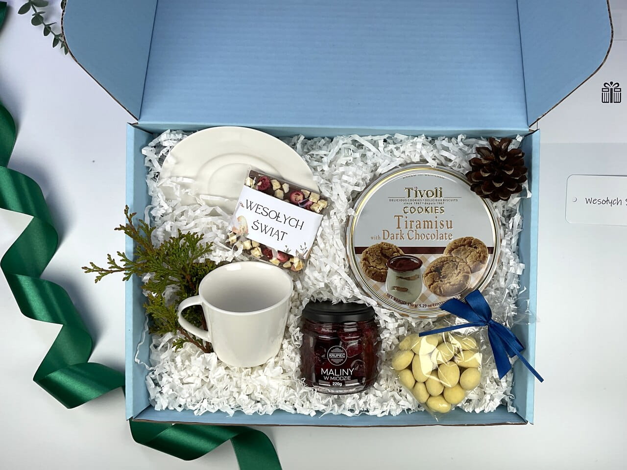 Maliny w miodzie – naturalny dodatek w zestawie prezentowym z białą porcelaną i kruchymi ciastkami tiramisu.