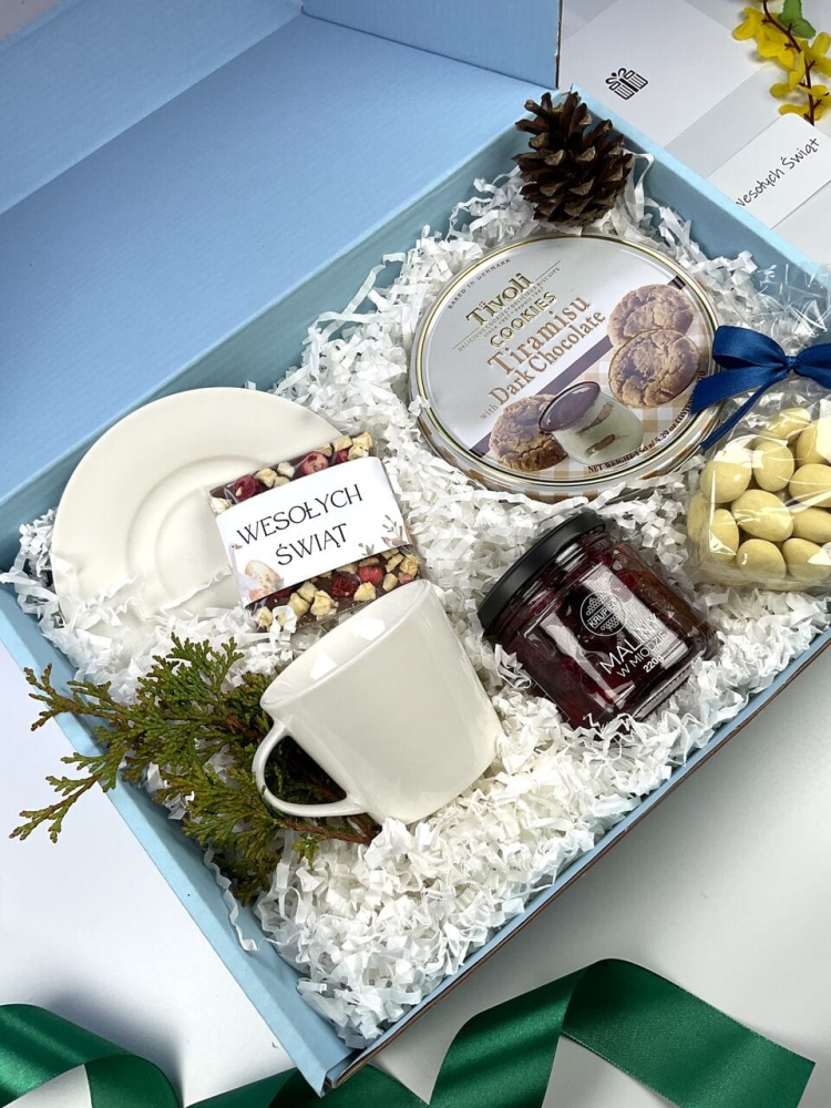 Kruche ciastka o smaku tiramisu w ozdobnym pudełku prezentowym. Idealny dodatek do kawy i herbaty w zestawie premium.
