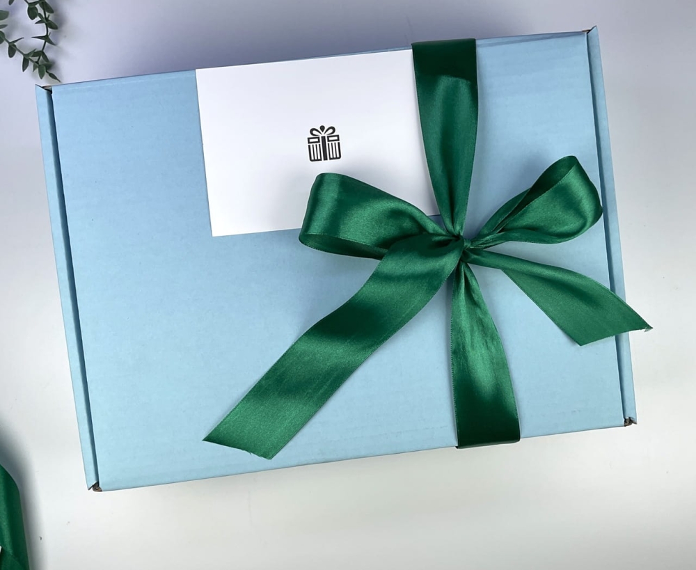 Biała porcelana w zestawie upominkowym – elegancki i trwały prezent z miodem, malinami i czekoladą.