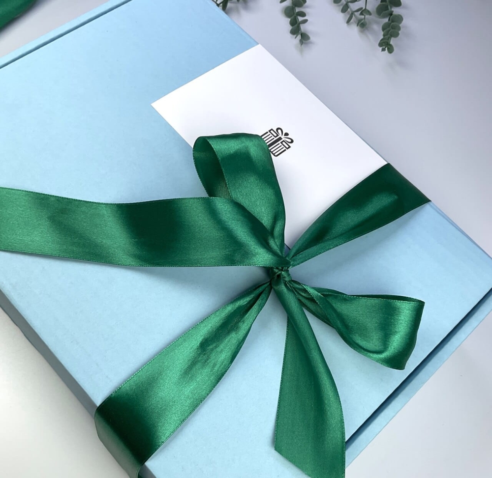 Personalizowana kokarda do wyboru na kolorowym pudełku prezentowym. Zestaw z kartką na życzenia i bilecikiem.