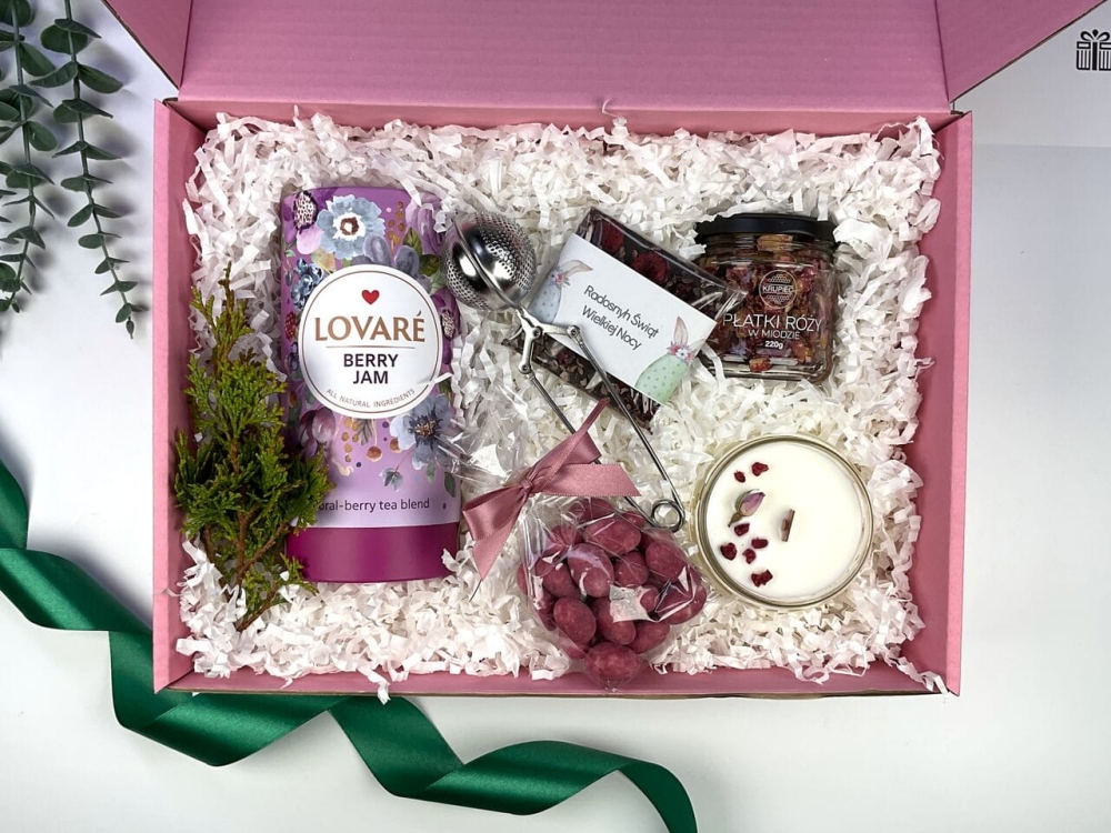 Różany box prezentowy z owocową herbatą w tubie, zaparzaczem i świecą sojową. Idealny zestaw upominkowy dla niej na wiosnę.