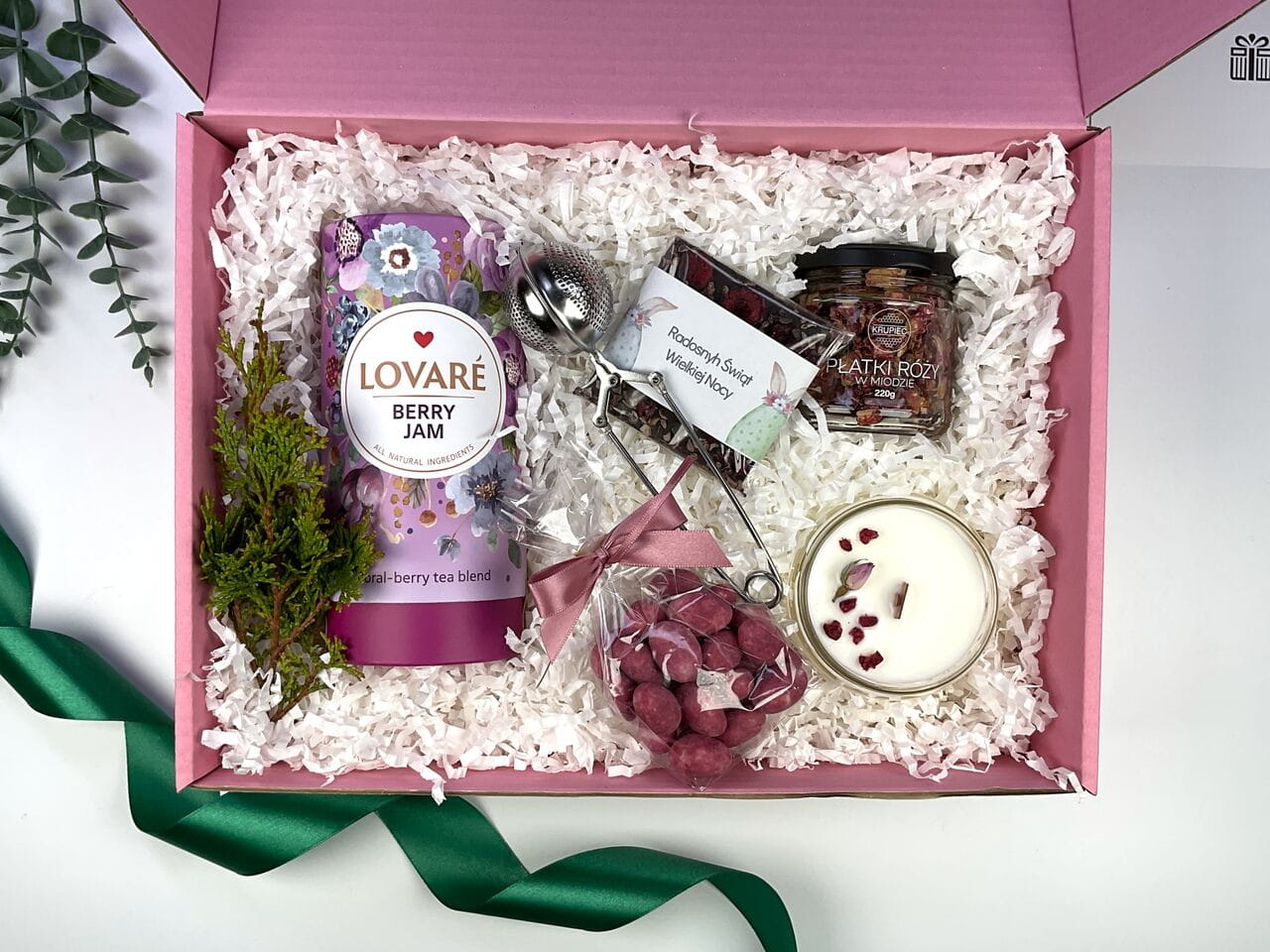 Różany box prezentowy z owocową herbatą w tubie, zaparzaczem i świecą sojową. Idealny zestaw upominkowy dla niej na wiosnę.