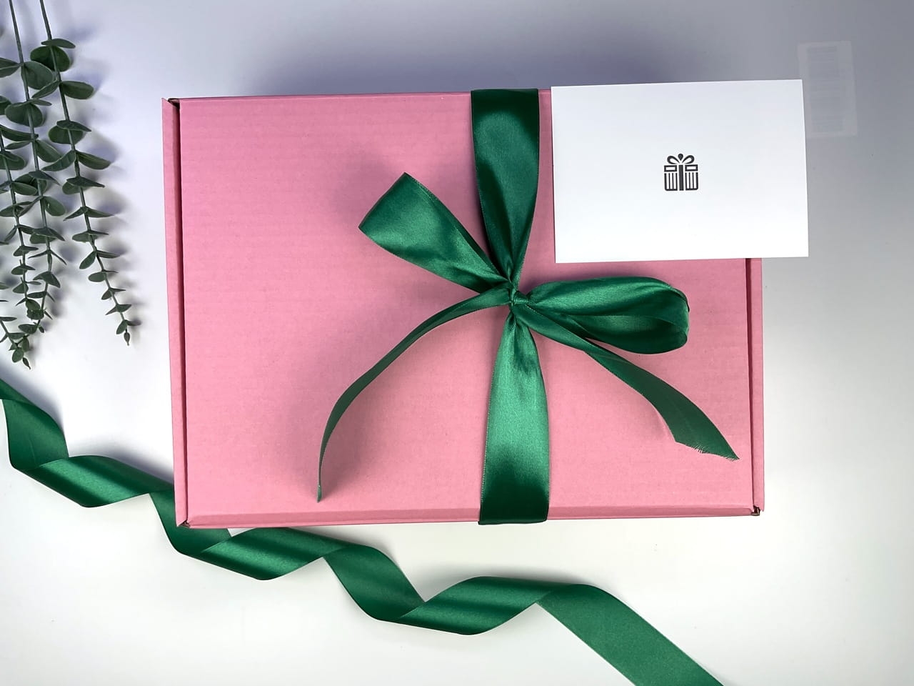 Wiosenne pudełko prezentowe z personalizowaną wstążką, bilecikiem i kartką na życzenia. Gotowy zestaw upominkowy premium.