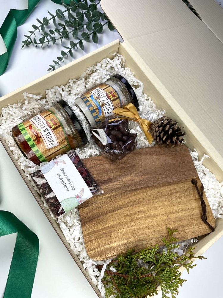 Prezent gourmet z dziczyzną i drewnianą deską. Ekskluzywny zestaw w wiosennej oprawie idealny na każdą okazję.
