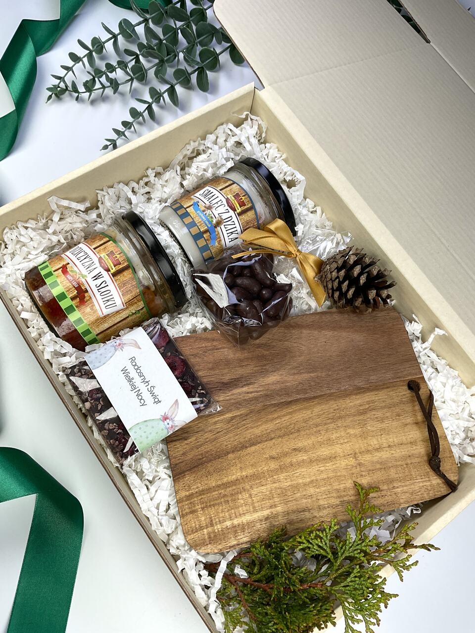 Prezent gourmet z dziczyzną i drewnianą deską. Ekskluzywny zestaw w wiosennej oprawie idealny na każdą okazję.